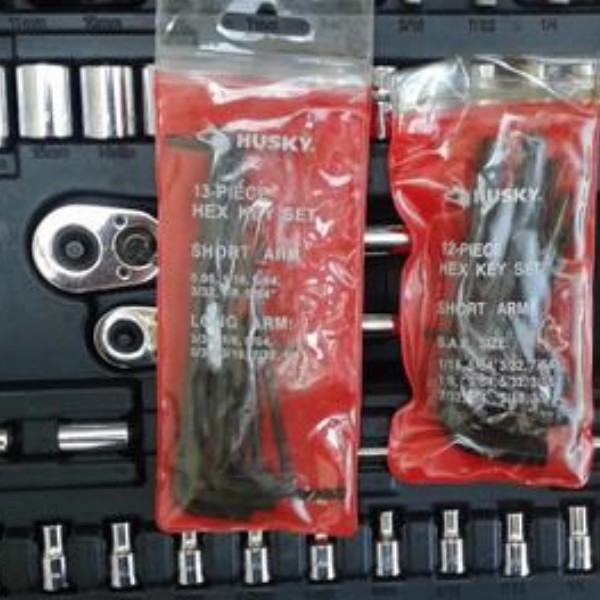 Husky 111-PC Mechanics Tool Set 70 Sockets 2 Ratchets 39 Accessories HD1035